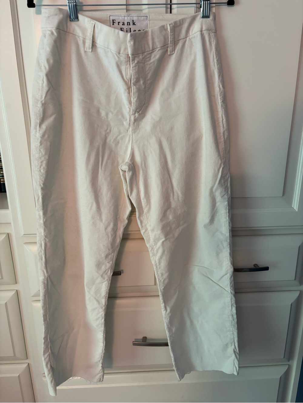 Frank & Eileen Kinsale Ivory  Cropped Pants in Corduroy. Size 6. Excellent shape
